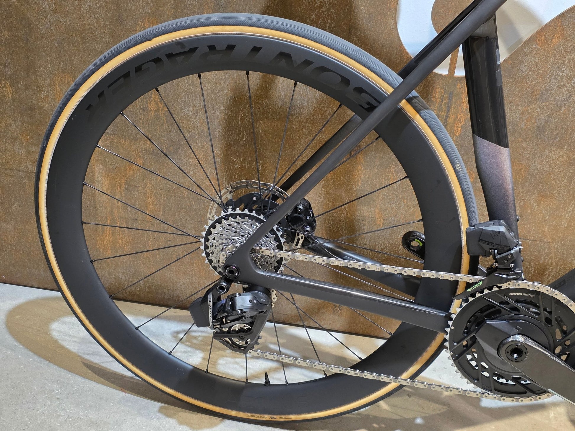 Rennrad von Trek, TREK MADONE SLR 7 AXS MY 2026 / MATTE CARBON SMOKE / L vor USEDBIKES - OB.DE Hintergrund