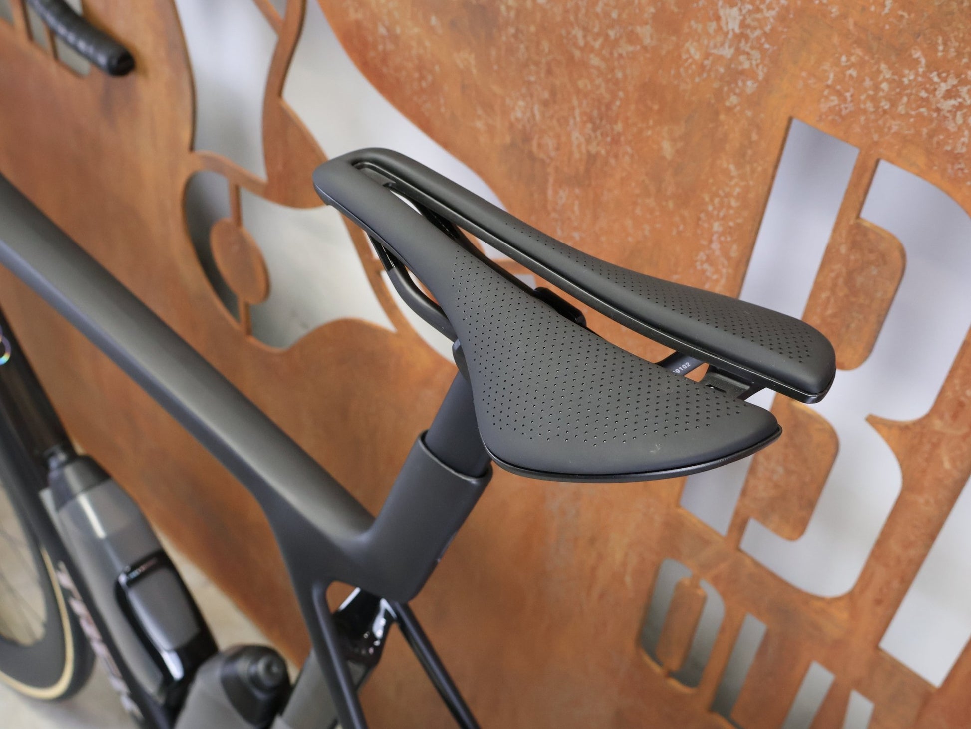 Rennrad von Trek, TREK MADONE SLR 7 AXS MY 2026 / MATTE CARBON SMOKE / L vor USEDBIKES - OB.DE Hintergrund