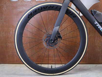 Rennrad von Trek, TREK MADONE SLR 7 AXS MY 2026 / MATTE CARBON SMOKE / L vor USEDBIKES - OB.DE Hintergrund