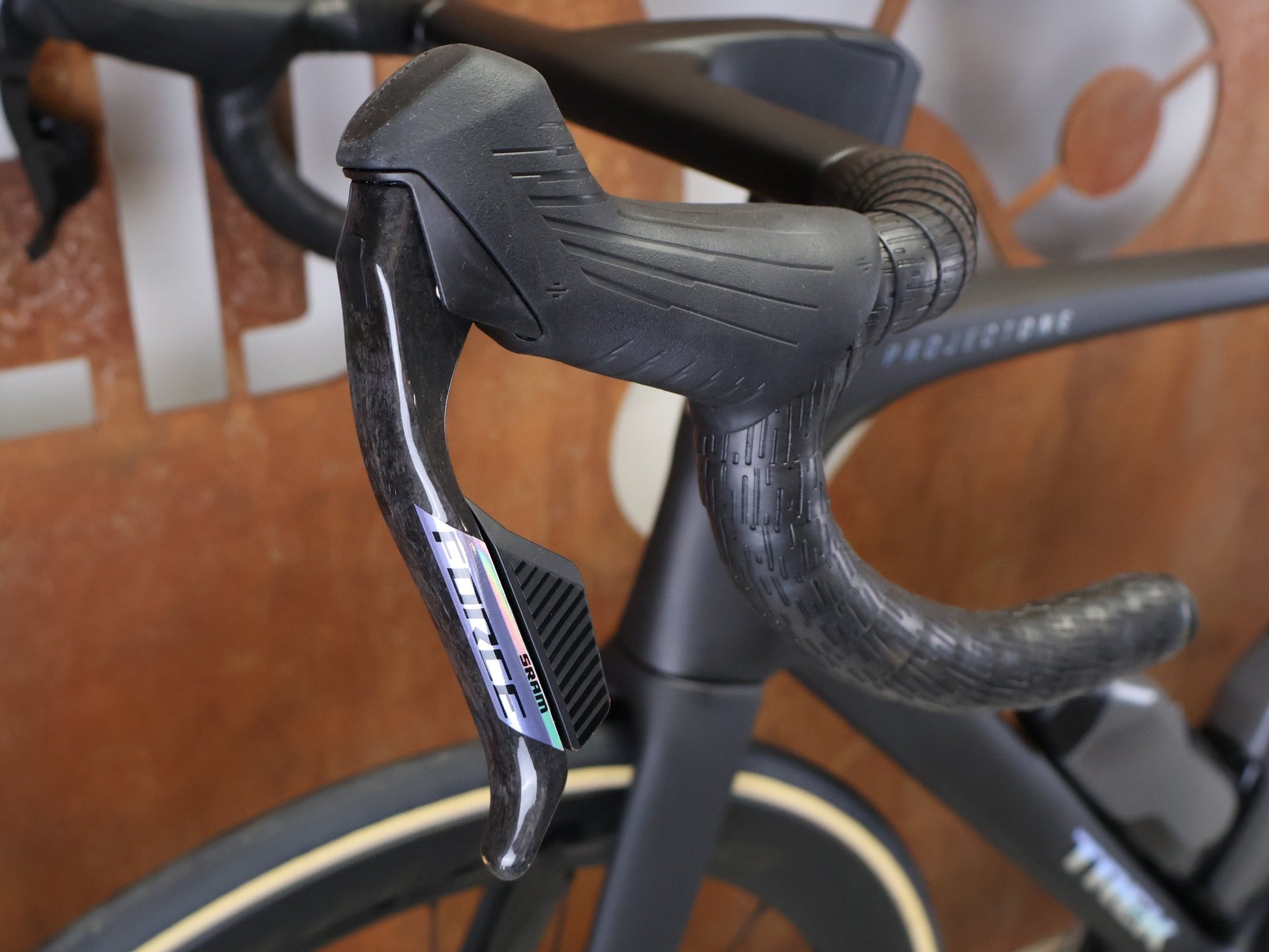 Rennrad von Trek, TREK MADONE SLR 7 AXS MY 2026 / MATTE CARBON SMOKE / L vor USEDBIKES - OB.DE Hintergrund