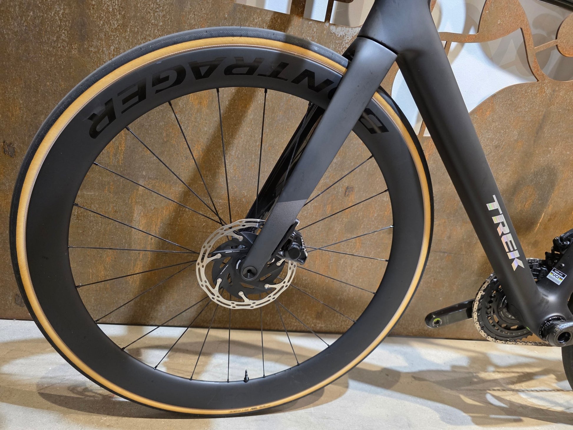 Rennrad von Trek, TREK MADONE SLR 7 AXS MY 2026 / MATTE CARBON SMOKE / L vor USEDBIKES - OB.DE Hintergrund