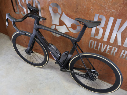 Rennrad von Trek, TREK MADONE SLR 7 AXS MY 2026 / MATTE CARBON SMOKE / L vor USEDBIKES - OB.DE Hintergrund