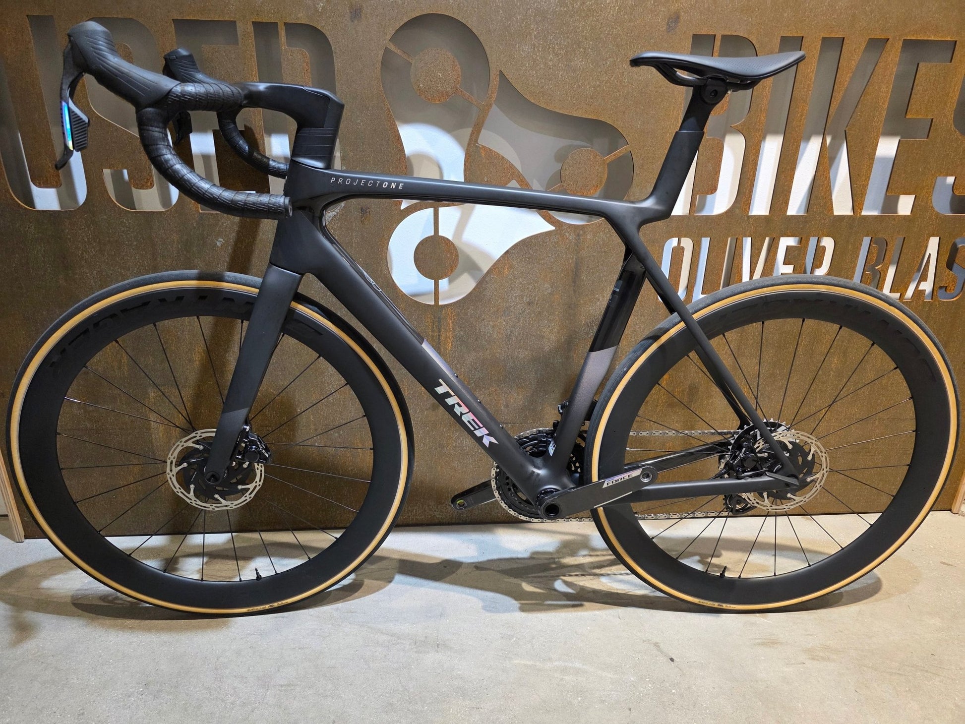 Rennrad von Trek, TREK MADONE SLR 7 AXS MY 2026 / MATTE CARBON SMOKE / L vor USEDBIKES - OB.DE Hintergrund