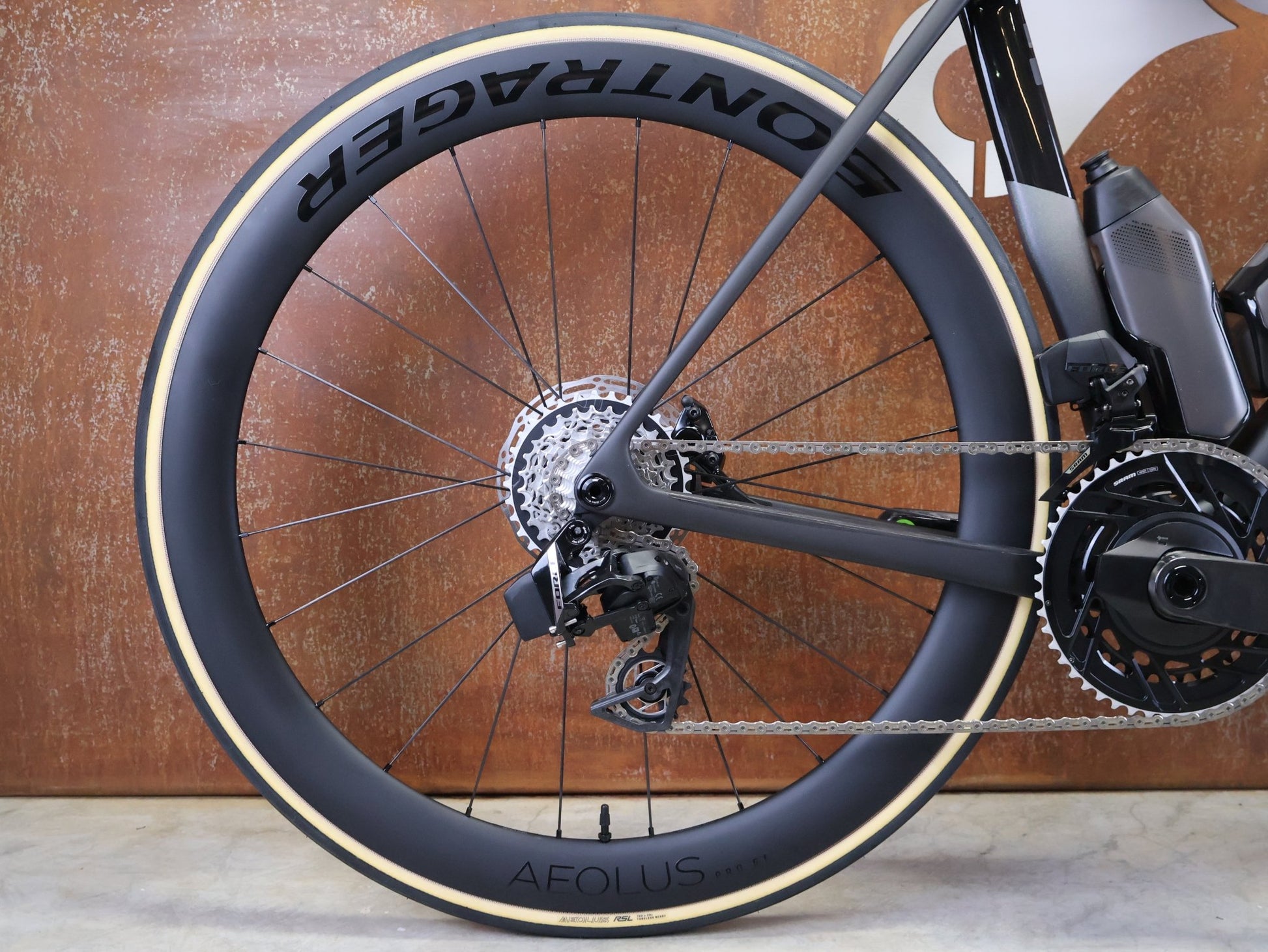 Rennrad von Trek, TREK MADONE SLR 7 AXS MY 2026 / MATTE CARBON SMOKE / L vor USEDBIKES - OB.DE Hintergrund