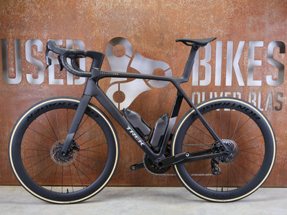 Rennrad von Trek, TREK MADONE SLR 7 AXS MY 2026 / MATTE CARBON SMOKE / L vor USEDBIKES - OB.DE Hintergrund