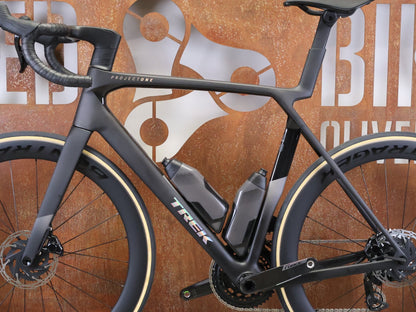 Rennrad von Trek, TREK MADONE SLR 7 AXS MY 2026 / MATTE CARBON SMOKE / L vor USEDBIKES - OB.DE Hintergrund