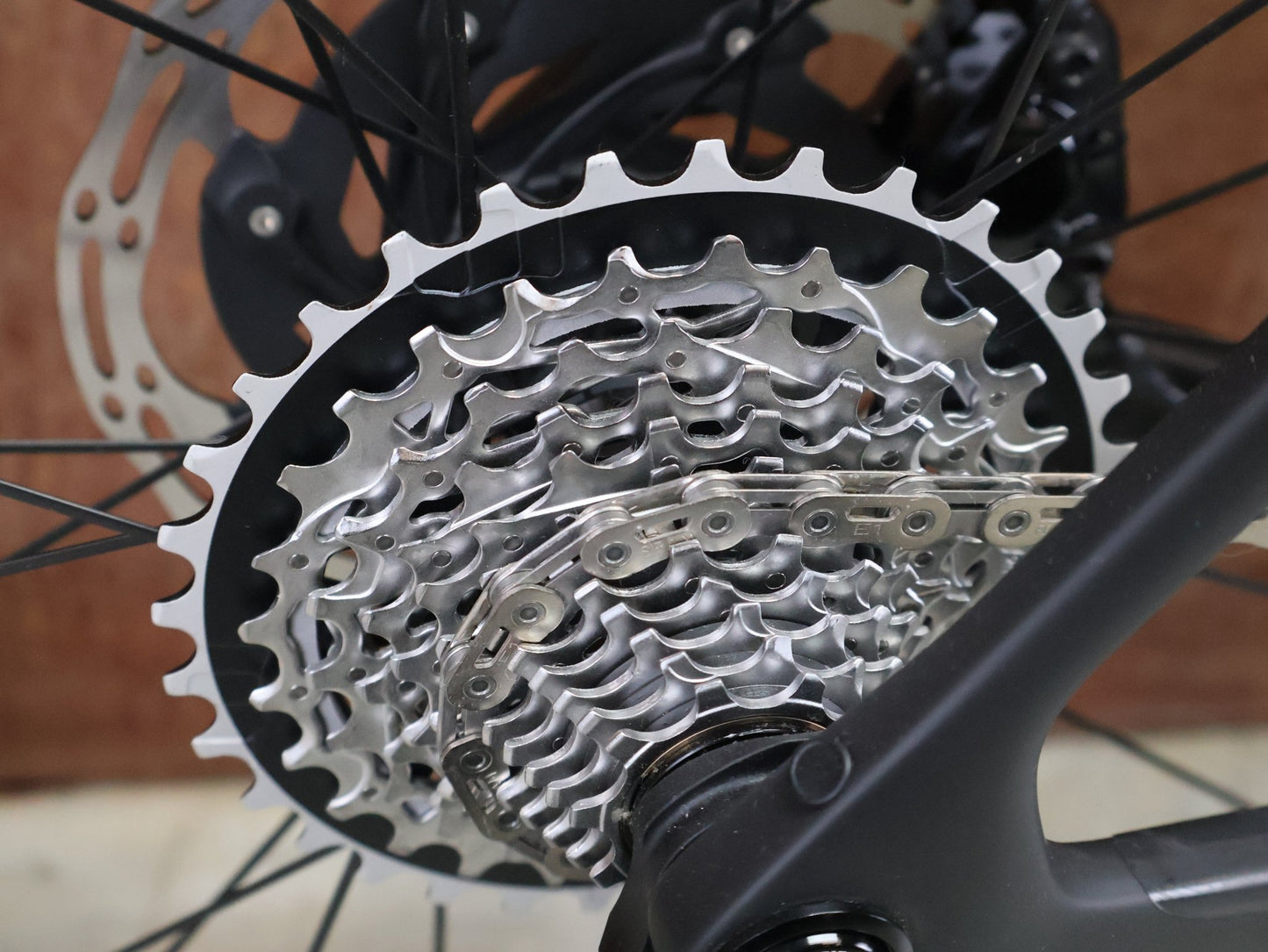 Rennrad von Trek, TREK MADONE SLR 7 AXS MY 2026 / MATTE CARBON SMOKE / L vor USEDBIKES - OB.DE Hintergrund