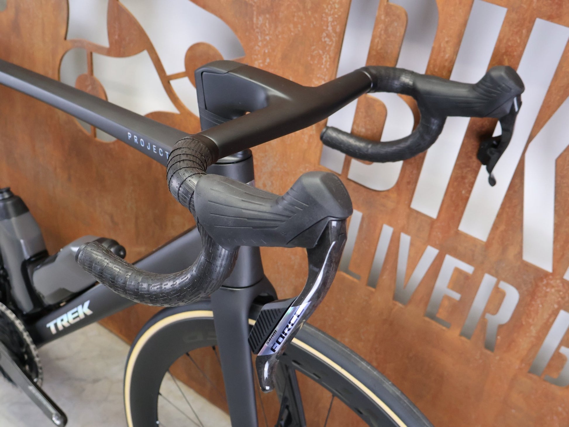 Rennrad von Trek, TREK MADONE SLR 7 AXS MY 2026 / MATTE CARBON SMOKE / L vor USEDBIKES - OB.DE Hintergrund