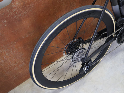 Rennrad von Trek, TREK MADONE SLR 7 AXS MY 2026 / MATTE CARBON SMOKE / L vor USEDBIKES - OB.DE Hintergrund