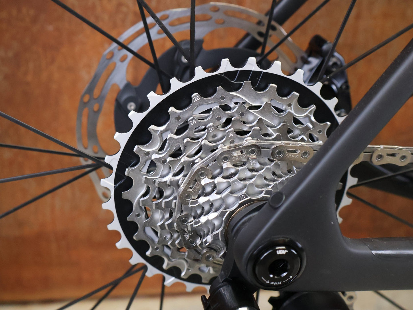 Rennrad von Trek, TREK MADONE SLR 7 AXS MY 2026 / MATTE CARBON SMOKE / L vor USEDBIKES - OB.DE Hintergrund