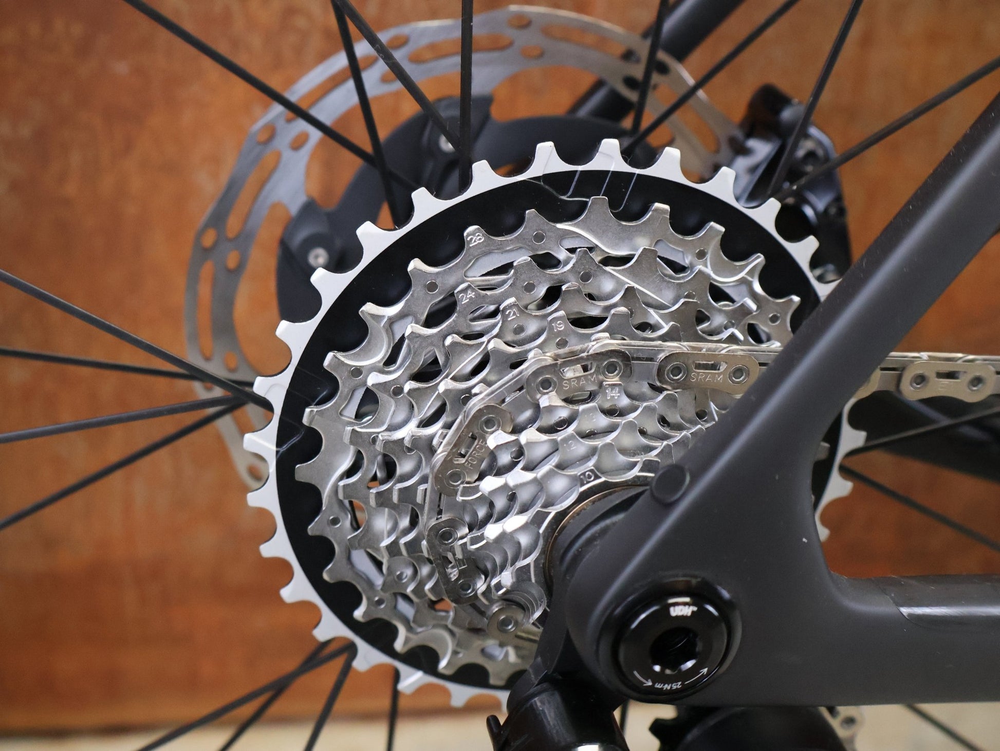 Rennrad von Trek, TREK MADONE SLR 7 AXS MY 2026 / MATTE CARBON SMOKE / L vor USEDBIKES - OB.DE Hintergrund