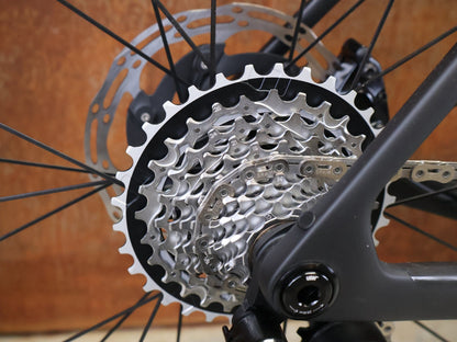 Rennrad von Trek, TREK MADONE SLR 7 AXS MY 2026 / MATTE CARBON SMOKE / L vor USEDBIKES - OB.DE Hintergrund