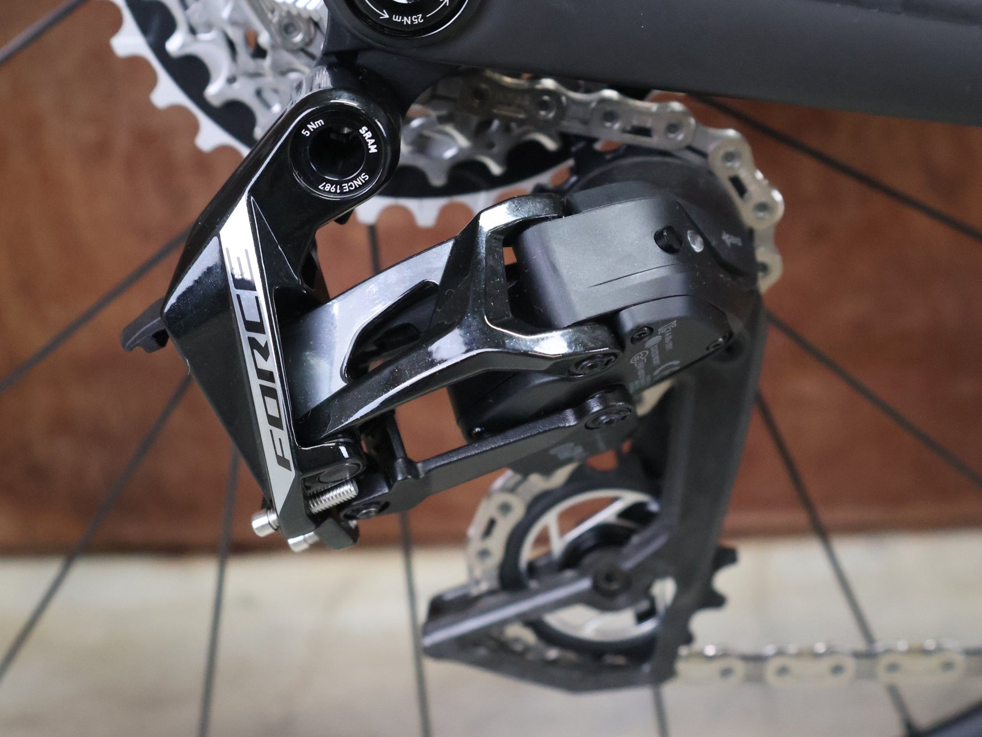 Rennrad von Trek, TREK MADONE SLR 7 AXS MY 2026 / MATTE CARBON SMOKE / L vor USEDBIKES - OB.DE Hintergrund