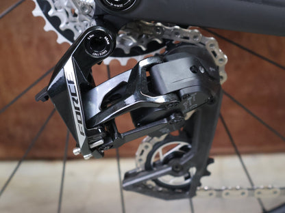 Rennrad von Trek, TREK MADONE SLR 7 AXS MY 2026 / MATTE CARBON SMOKE / L vor USEDBIKES - OB.DE Hintergrund