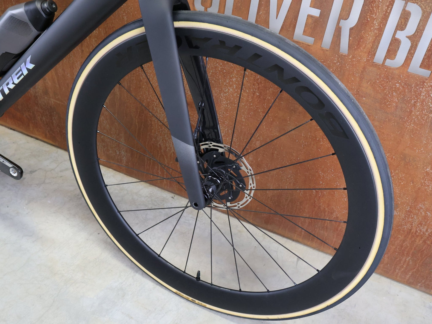 Rennrad von Trek, TREK MADONE SLR 7 AXS MY 2026 / MATTE CARBON SMOKE / L vor USEDBIKES - OB.DE Hintergrund