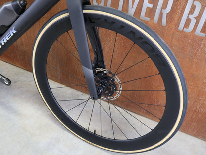 Rennrad von Trek, TREK MADONE SLR 7 AXS MY 2026 / MATTE CARBON SMOKE / L vor USEDBIKES - OB.DE Hintergrund