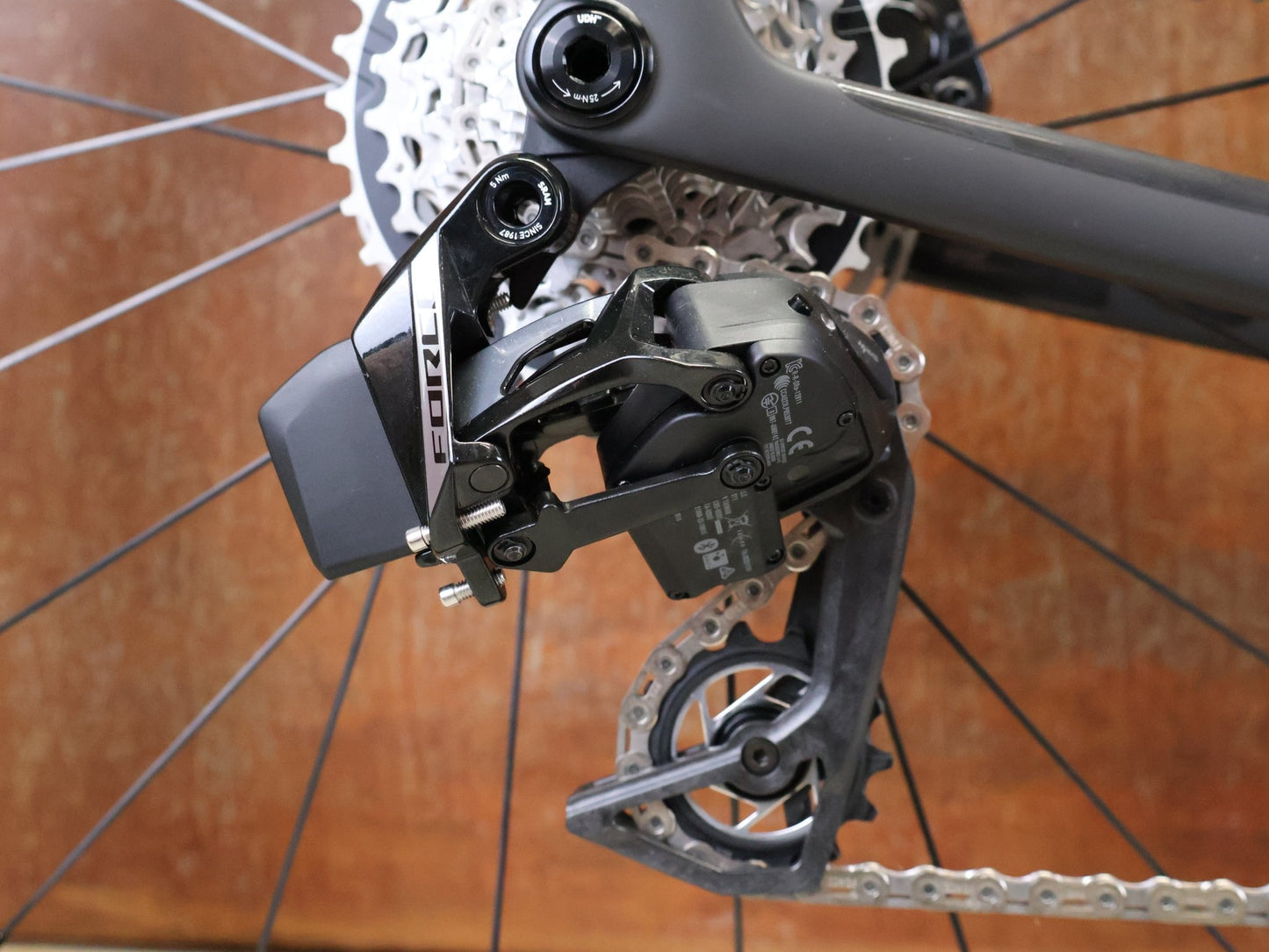 Rennrad von Trek, TREK MADONE SLR 7 AXS MY 2026 / MATTE CARBON SMOKE / L vor USEDBIKES - OB.DE Hintergrund