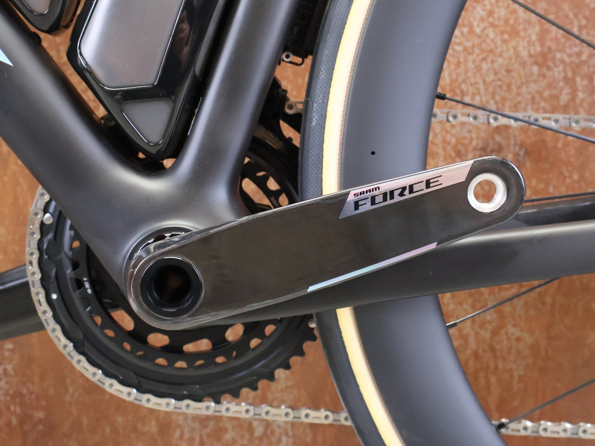 Rennrad von Trek, TREK MADONE SLR 7 AXS MY 2026 / MATTE CARBON SMOKE / L vor USEDBIKES - OB.DE Hintergrund