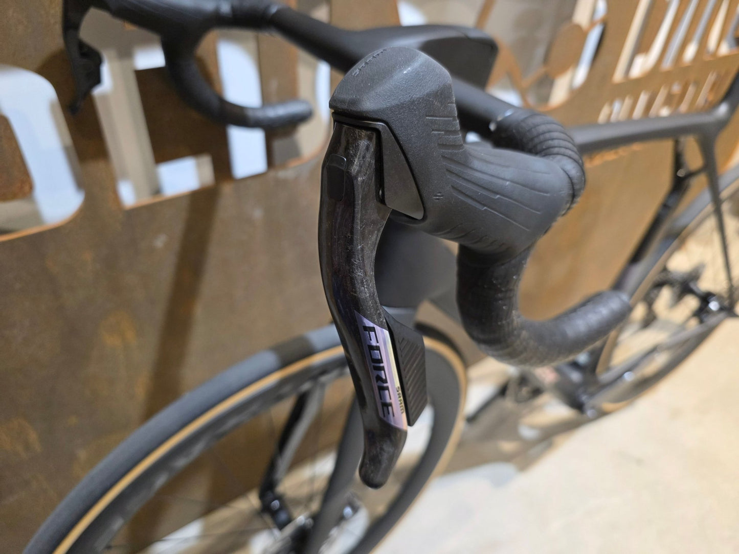 Rennrad von Trek, TREK MADONE SLR 7 AXS MY 2026 / MATTE CARBON SMOKE / L vor USEDBIKES - OB.DE Hintergrund