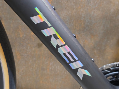 Rennrad von Trek, TREK MADONE SLR 7 AXS MY 2026 / MATTE CARBON SMOKE / L vor USEDBIKES - OB.DE Hintergrund
