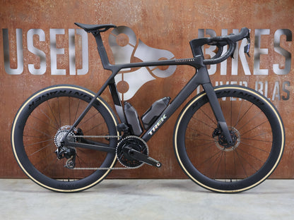 Rennrad von Trek, TREK MADONE SLR 7 AXS MY 2026 / MATTE CARBON SMOKE / L vor USEDBIKES - OB.DE Hintergrund