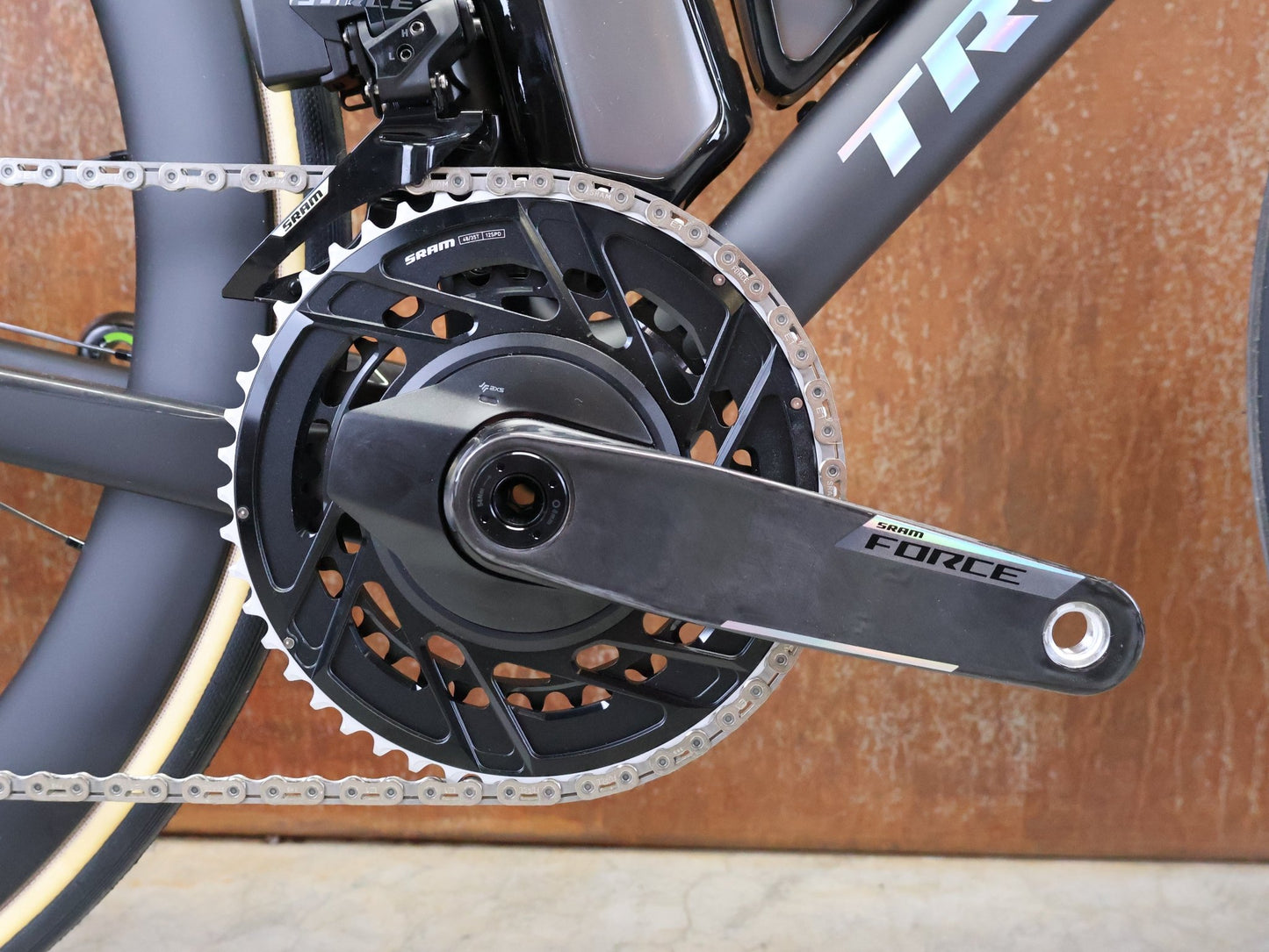 Rennrad von Trek, TREK MADONE SLR 7 AXS MY 2026 / MATTE CARBON SMOKE / L vor USEDBIKES - OB.DE Hintergrund