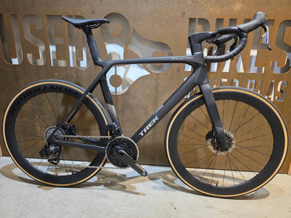 Rennrad von Trek, TREK MADONE SLR 7 AXS MY 2026 / MATTE CARBON SMOKE / L vor USEDBIKES - OB.DE Hintergrund