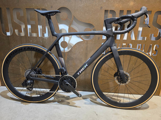 Rennrad von Trek, TREK MADONE SLR 7 AXS MY 2026 / MATTE CARBON SMOKE / L vor USEDBIKES - OB.DE Hintergrund