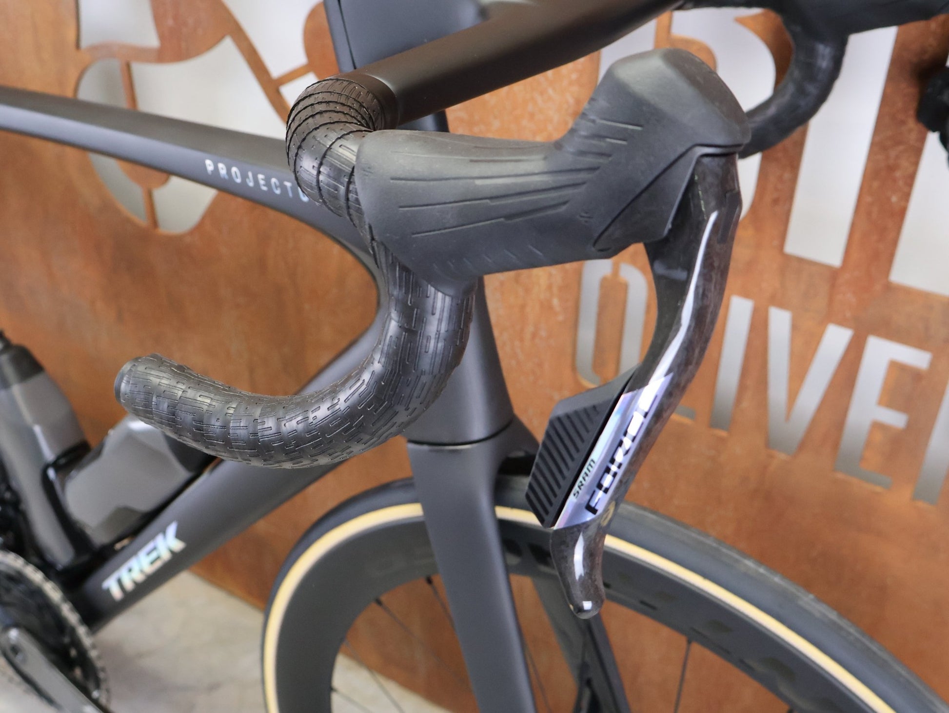 Rennrad von Trek, TREK MADONE SLR 7 AXS MY 2026 / MATTE CARBON SMOKE / L vor USEDBIKES - OB.DE Hintergrund