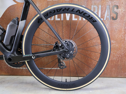 Rennrad von Trek, TREK MADONE SLR 7 AXS MY 2026 / MATTE CARBON SMOKE / L vor USEDBIKES - OB.DE Hintergrund