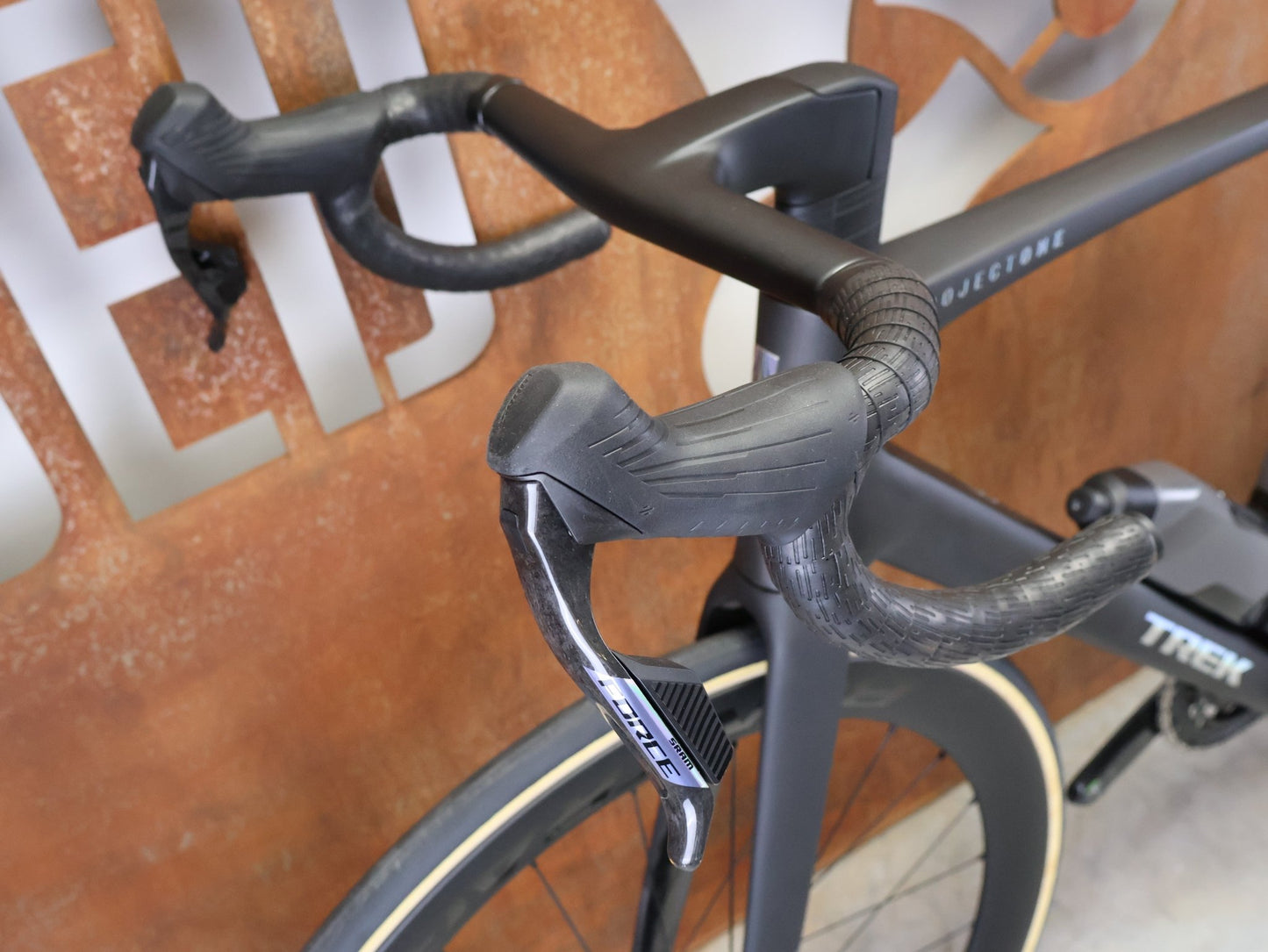 Rennrad von Trek, TREK MADONE SLR 7 AXS MY 2026 / MATTE CARBON SMOKE / L vor USEDBIKES - OB.DE Hintergrund