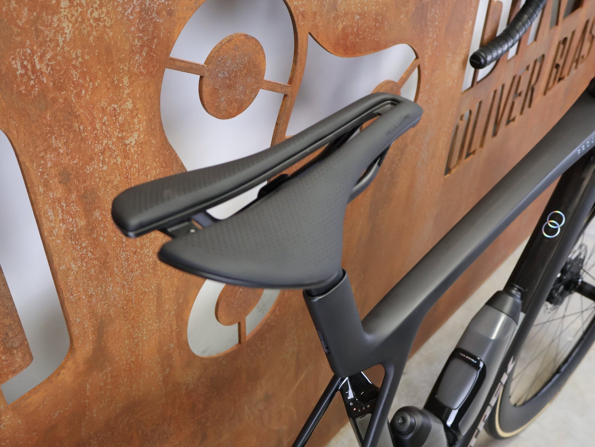 Rennrad von Trek, TREK MADONE SLR 7 AXS MY 2026 / MATTE CARBON SMOKE / L vor USEDBIKES - OB.DE Hintergrund