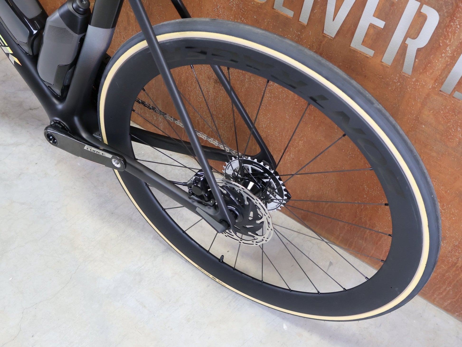 Rennrad von Trek, TREK MADONE SLR 7 AXS MY 2026 / MATTE CARBON SMOKE / L vor USEDBIKES - OB.DE Hintergrund