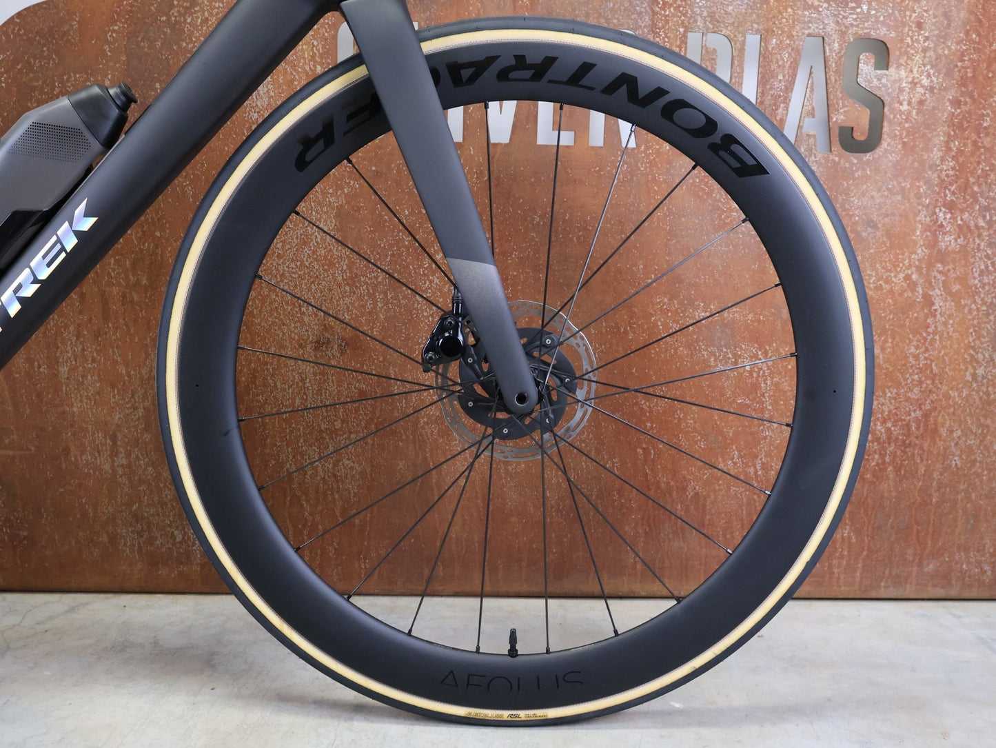 Rennrad von Trek, TREK MADONE SLR 7 AXS MY 2026 / MATTE CARBON SMOKE / L vor USEDBIKES - OB.DE Hintergrund