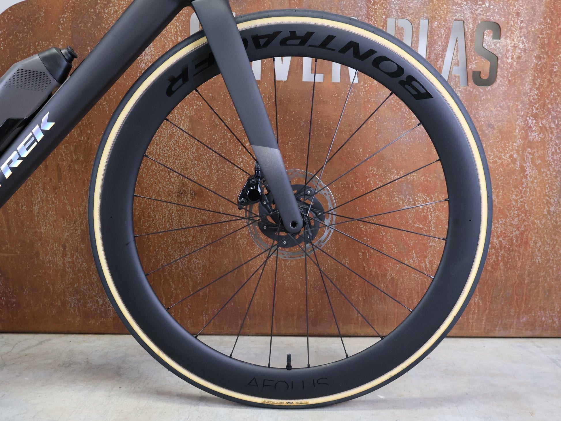 Rennrad von Trek, TREK MADONE SLR 7 AXS MY 2026 / MATTE CARBON SMOKE / L vor USEDBIKES - OB.DE Hintergrund