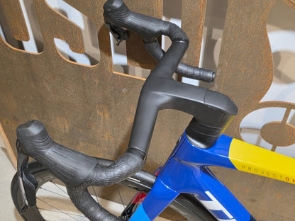 Rennrad von Trek, TREK MADONE SLR 7 AXS MY 2026 / TEAM REPLICA / L vor USEDBIKES - OB.DE Hintergrund