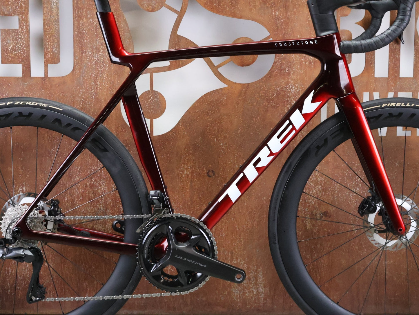 Rennrad von Trek, TREK MADONE SLR 7 GEN 8 / CARBON RED SMOKE / L vor USEDBIKES - OB.DE Hintergrund