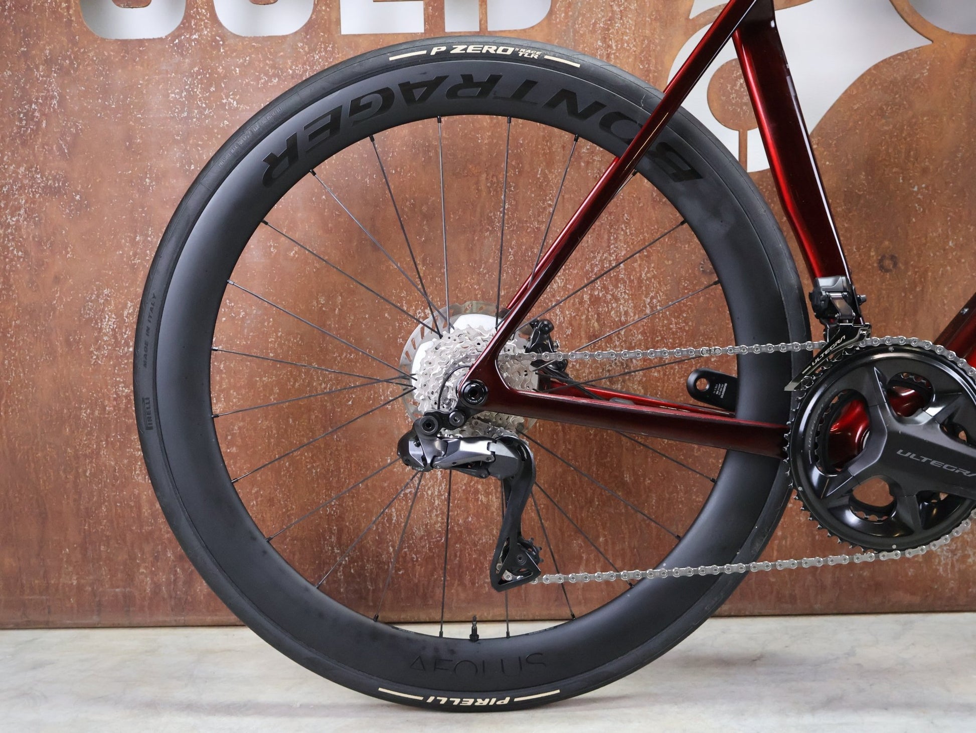 Rennrad von Trek, TREK MADONE SLR 7 GEN 8 / CARBON RED SMOKE / L vor USEDBIKES - OB.DE Hintergrund