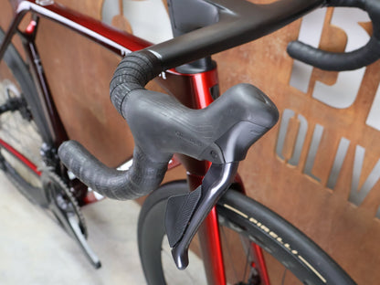 Rennrad von Trek, TREK MADONE SLR 7 GEN 8 / CARBON RED SMOKE / L vor USEDBIKES - OB.DE Hintergrund