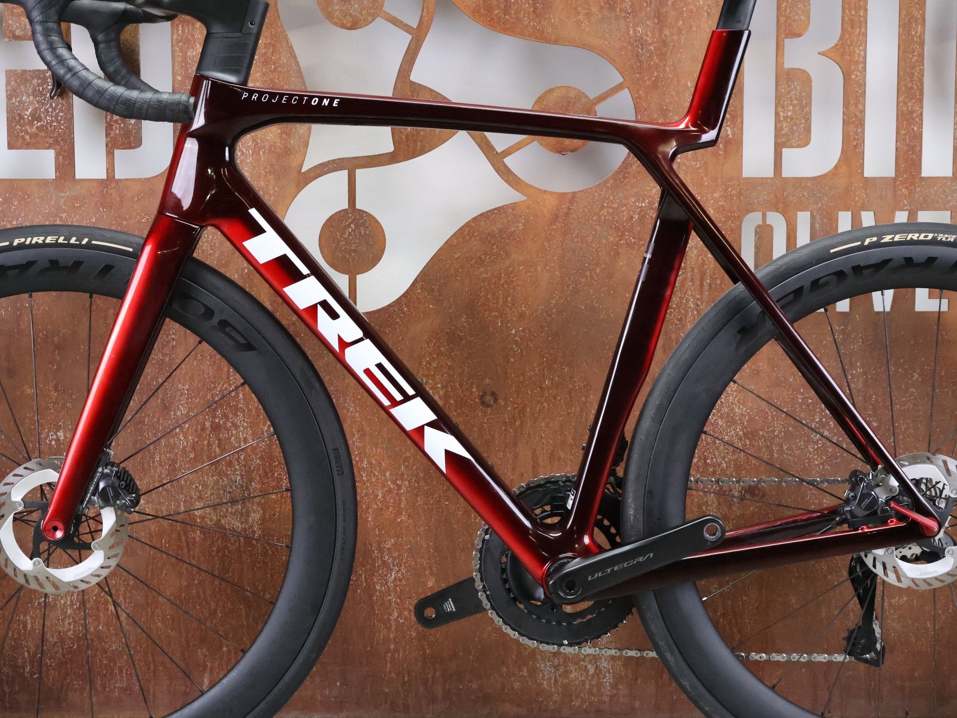Rennrad von Trek, TREK MADONE SLR 7 GEN 8 / CARBON RED SMOKE / L vor USEDBIKES - OB.DE Hintergrund