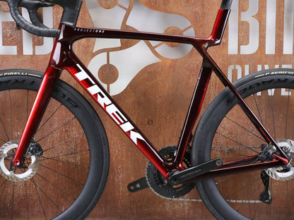 Rennrad von Trek, TREK MADONE SLR 7 GEN 8 / CARBON RED SMOKE / L vor USEDBIKES - OB.DE Hintergrund