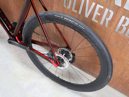 Rennrad von Trek, TREK MADONE SLR 7 GEN 8 / CARBON RED SMOKE / L vor USEDBIKES - OB.DE Hintergrund