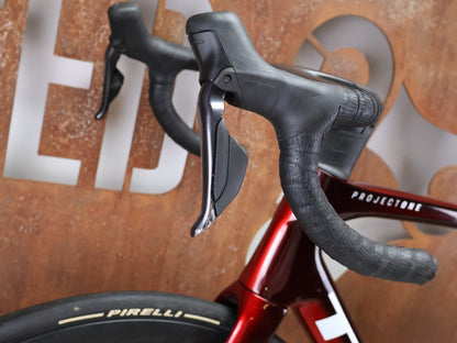 Rennrad von Trek, TREK MADONE SLR 7 GEN 8 / CARBON RED SMOKE / L vor USEDBIKES - OB.DE Hintergrund