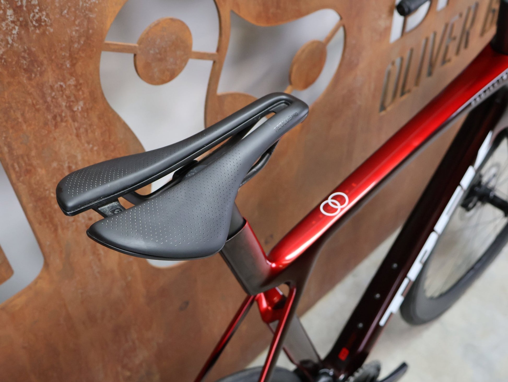 Rennrad von Trek, TREK MADONE SLR 7 GEN 8 / CARBON RED SMOKE / L vor USEDBIKES - OB.DE Hintergrund