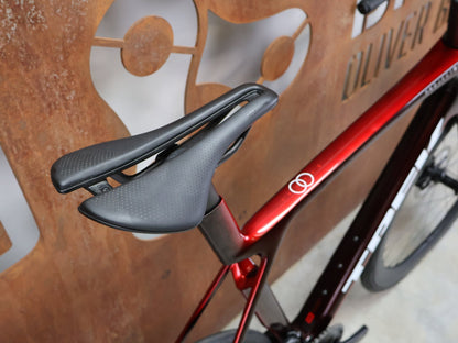 Rennrad von Trek, TREK MADONE SLR 7 GEN 8 / CARBON RED SMOKE / L vor USEDBIKES - OB.DE Hintergrund