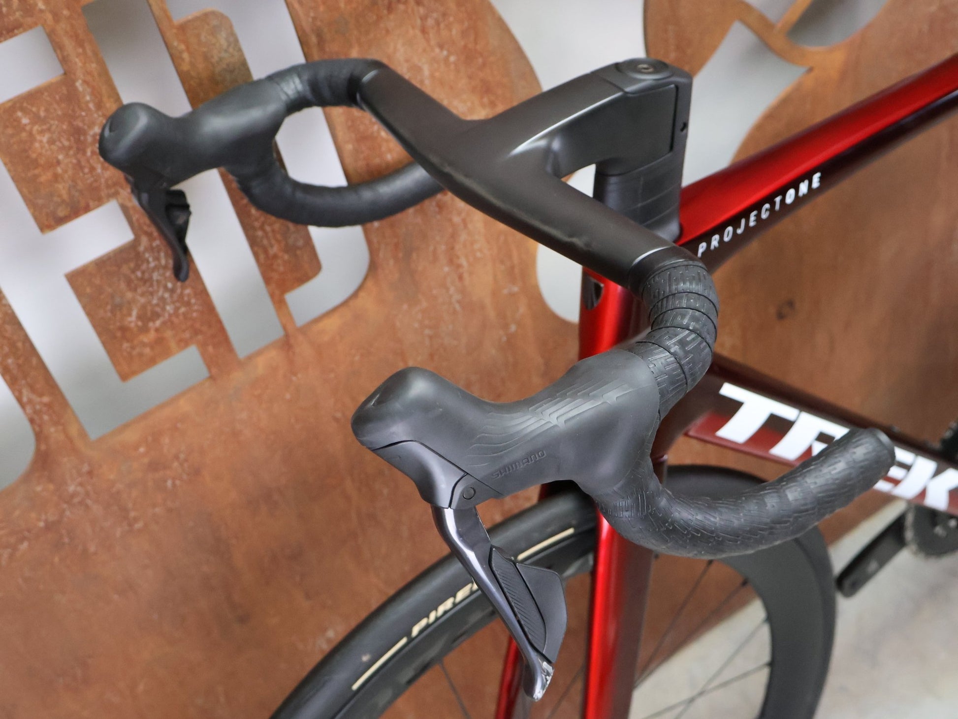 Rennrad von Trek, TREK MADONE SLR 7 GEN 8 / CARBON RED SMOKE / L vor USEDBIKES - OB.DE Hintergrund