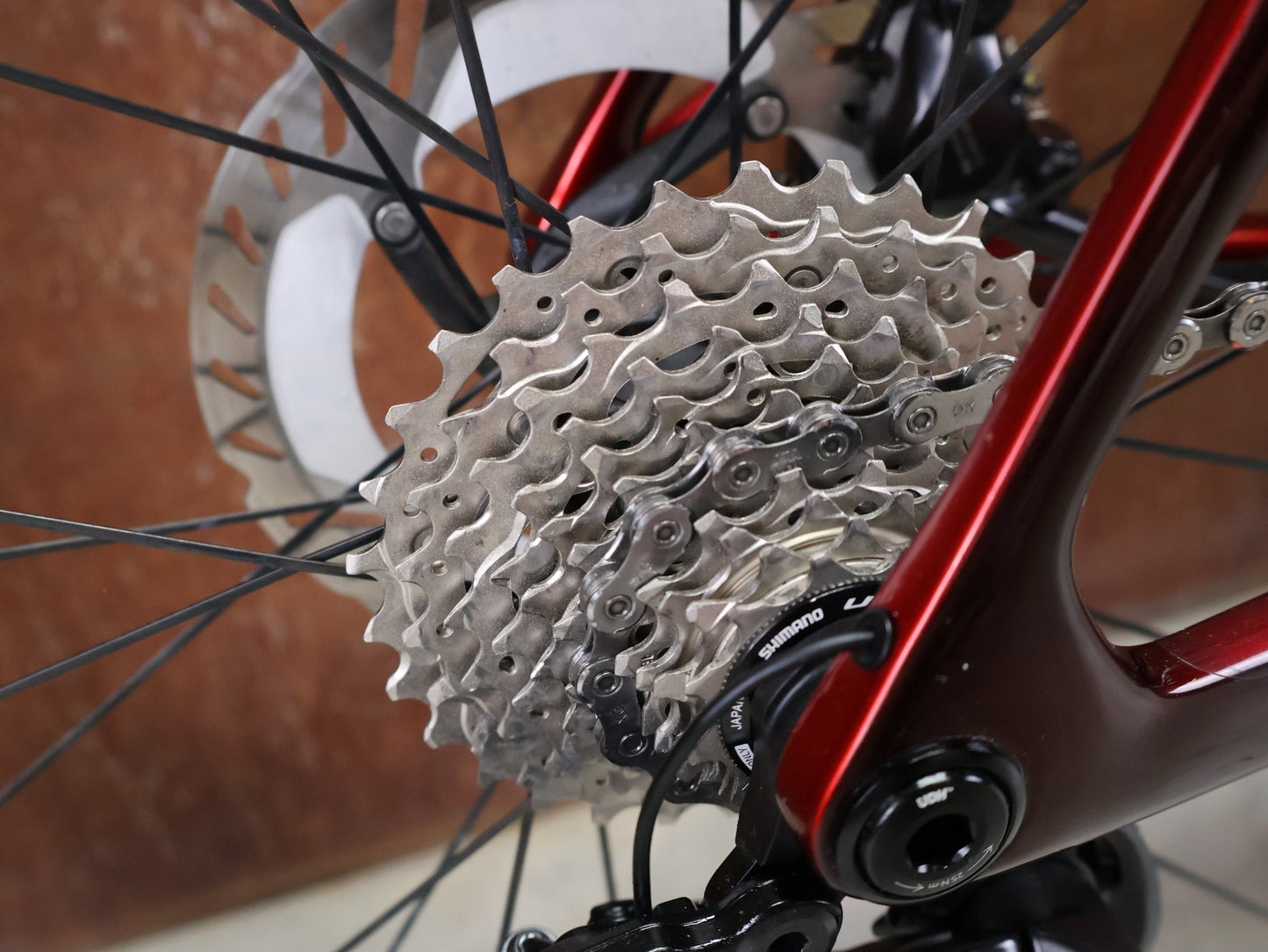 Rennrad von Trek, TREK MADONE SLR 7 GEN 8 / CARBON RED SMOKE / L vor USEDBIKES - OB.DE Hintergrund