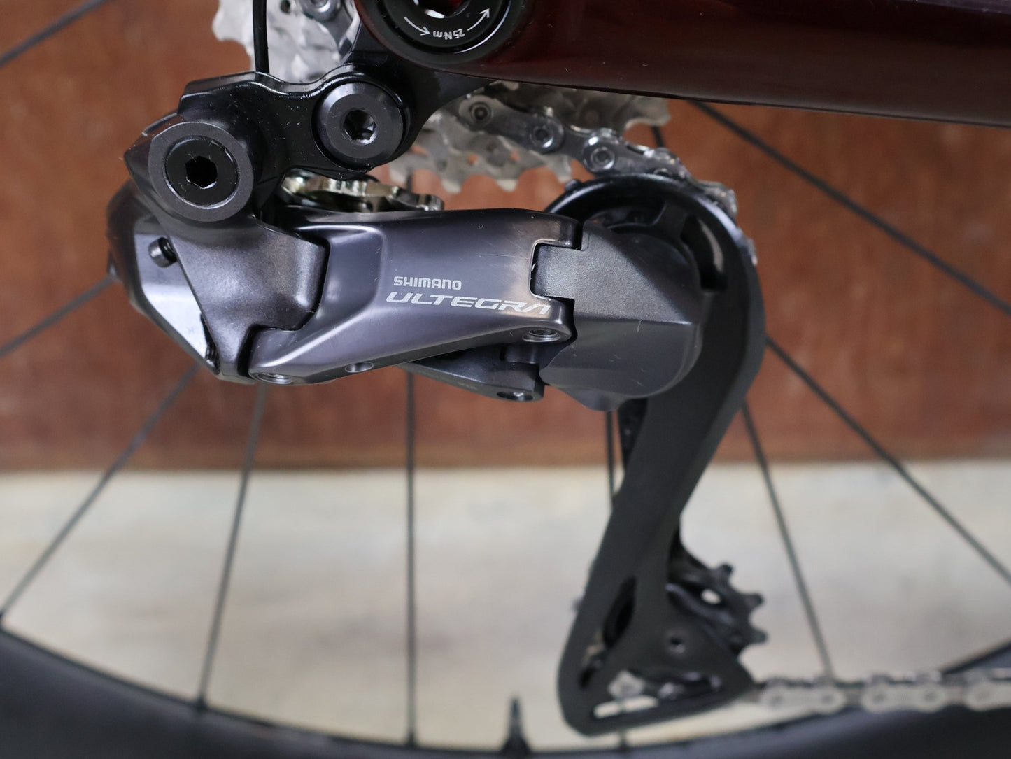 Rennrad von Trek, TREK MADONE SLR 7 GEN 8 / CARBON RED SMOKE / L vor USEDBIKES - OB.DE Hintergrund