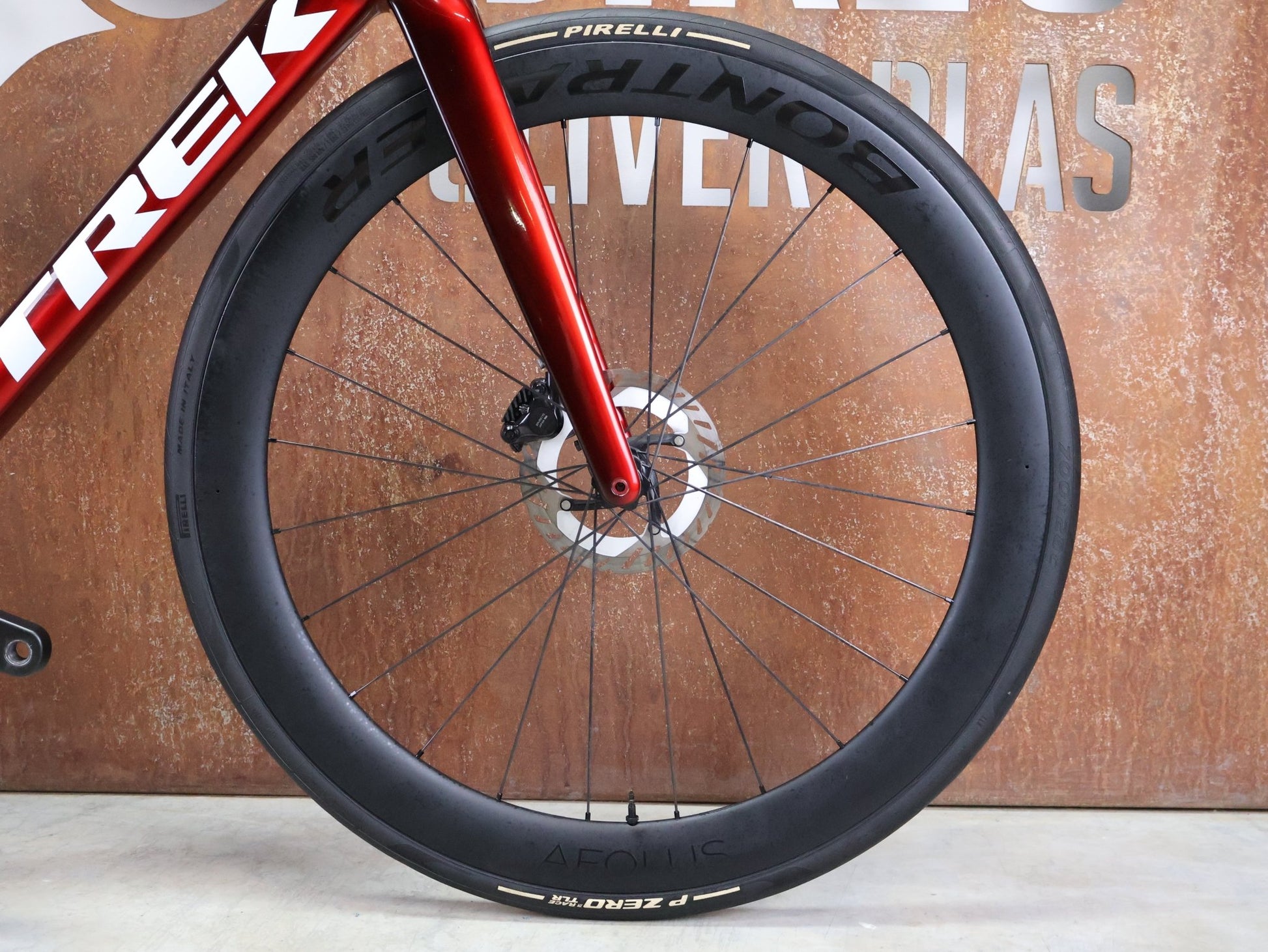 Rennrad von Trek, TREK MADONE SLR 7 GEN 8 / CARBON RED SMOKE / L vor USEDBIKES - OB.DE Hintergrund