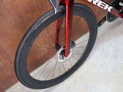 Rennrad von Trek, TREK MADONE SLR 7 GEN 8 / CARBON RED SMOKE / L vor USEDBIKES - OB.DE Hintergrund